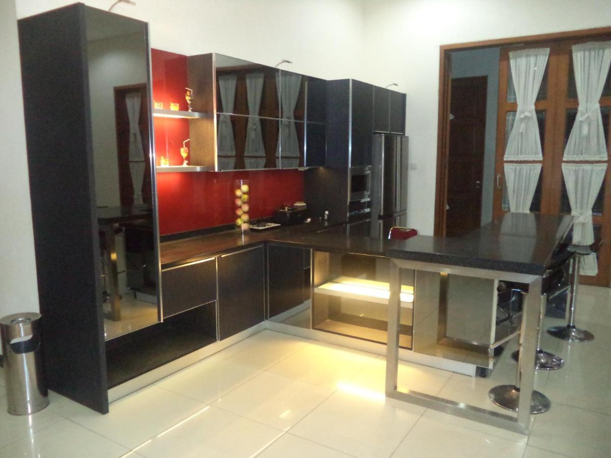 Alloro Guesthouse Pacitan Exterior photo
