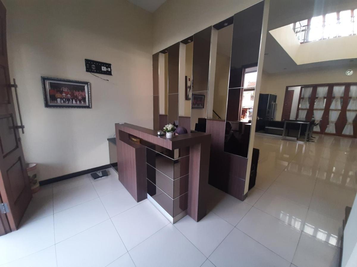 Alloro Guesthouse Pacitan Exterior photo